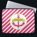 Roze anker & Stripes Electronics Bag Laptop Sleeve<br><div class="desc">Een elektronicazak met een afbeelding van een roze anker bedekt met een groene banner.  Personaliseer met jouw naam in roze op banner.  Het anker is binnencirkel geschetst in groen.  De achtergrond is hete roze diagonale strepen.</div>