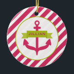 Roze anker & Stripes-versiering Keramisch Ornament<br><div class="desc">Een versiering met een afbeelding van een roze anker die door een groene banner wordt bedekt.  Personaliseer met jouw naam in roze op banner.  Het anker is binnencirkel geschetst in groen.  De achtergrond is hete roze diagonale strepen.</div>