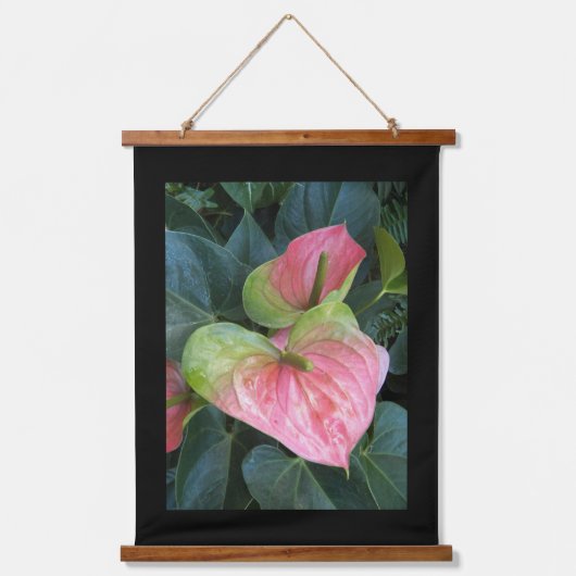 Roze Anthurium Bloeit met Zwarte Rand Hangend Wandkleed (Voorkant)
