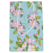 Roze appelbloesem op hemelsblauw blad medium cadeauzakje (Voorkant)