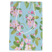 Roze appelbloesem op hemelsblauw blad medium cadeauzakje (Achterkant)
