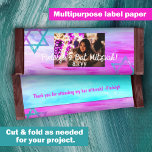 Roze Aqua Budget Bat Mitzvah Snoep Bar Wrapper<br><div class="desc">Personaliseer uw eigen hot pink en turquoise Bat Mitzvah chocolade snoep barlabel of gebak met een aangepast papieren label. Vet, abstract penseelstreekkartwerk is aantrekkelijk met uw eigen formulering. Voeg je eigen offerte toe aan de achterkant voor een finishing touch. Gebruik dit budget gepersonaliseerde wikkellabel voor andere partij gunst tassen en...</div>