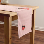 Roze Aquarel Fladderende Lieveheersbeestjes Medium Tafelloper (Voorbeeld)