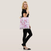 Roze aquarel kersenbloesem ruit gingham tote bag (Op model)