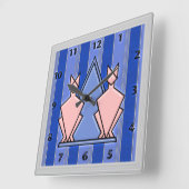 Roze Art Deco Cats op Blue Striped Background Vierkante Klok (Hoek)