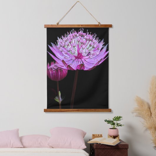 Roze Astrantia Bloem op Zwarte Bloem Hangend Wandkleed (Slaapkamer)
