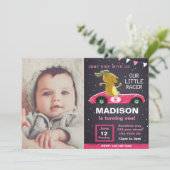 Roze auto Racer Birthday-uitnodiging met foto Kaart (Staand voorkant)