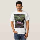 Roze Axolotl bij de rivier, T-shirt (Voorkant volledig)
