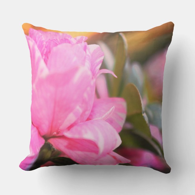 Roze Azalea Outdoor Accent Pillow Buitenkussen (Voorkant)