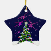 Roze Baby Dragons omcirkelen een kerstboom Keramisch Ornament (Achterkant)