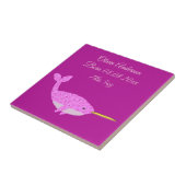 Roze Baby Girl Narwhal Aangepaste geboorte Tegeltje (Zijkant)