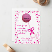 Roze Baby Rattle EOS Lip Balm Shower Favor Notitiekaartje (Voorkant / Achterkant in situ)