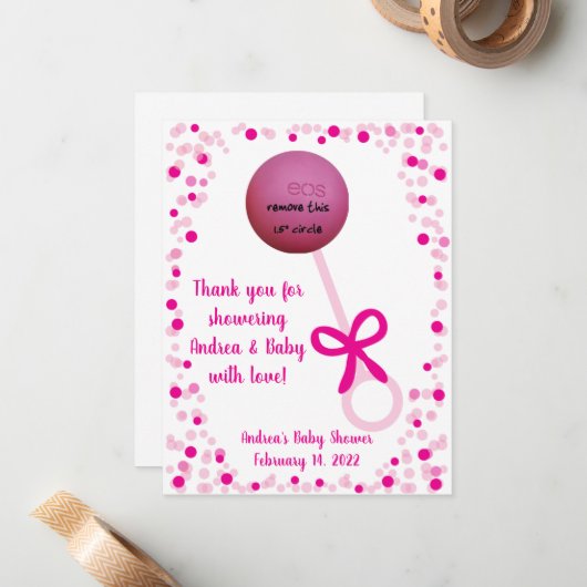 Roze Baby Rattle EOS Lip Balm Shower Favor Notitiekaartje (Voorkant / Achterkant in situ)