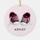 Roze Baby Sneakers Ornament, kerstcadeau Label Keramisch Ornament (Voorkant)