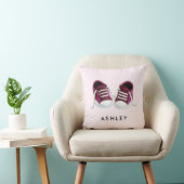 Roze Baby Sneakers Pillow, met naam, voor Nursery Kussen (Stoel)