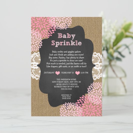 Roze baby sprinkle invite burlap krijtbord RUSTIC Kaart (Staand voorkant)