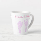 Roze Baby voetafdrukken grootmoeder bekendmaking Latte Mok (Rechterhoek)