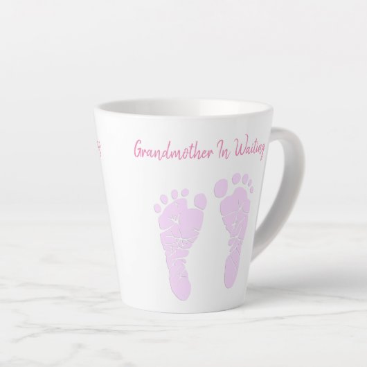 Roze Baby voetafdrukken grootmoeder bekendmaking Latte Mok (Rechterhoek)