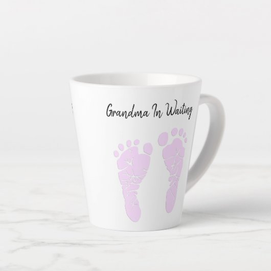 Roze Baby voetafdrukken grootmoeder bekendmaking Latte Mok (Rechterhoek)