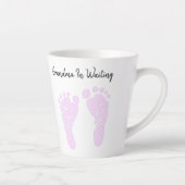 Roze Baby voetafdrukken grootmoeder bekendmaking Latte Mok (Rechts)