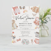 Roze babykleding en speelgoed Virtueel Baby shower Kaart (Staand voorkant)