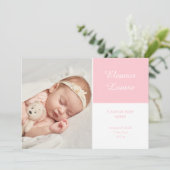 Roze babymeisje elegante script foto geboorte aankondiging (Staand voorkant)
