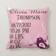 Roze babymeisje laat bloemen bloemen