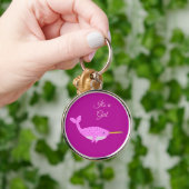 Roze babymeisje Narwhal Gender onthullen Aangepas Sleutelhanger (Hand)