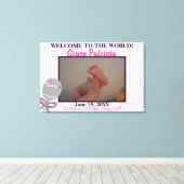 Roze babyspeeltje met rammelaar geboorte statistie canvas afdruk (Insitu (Houten vloer))