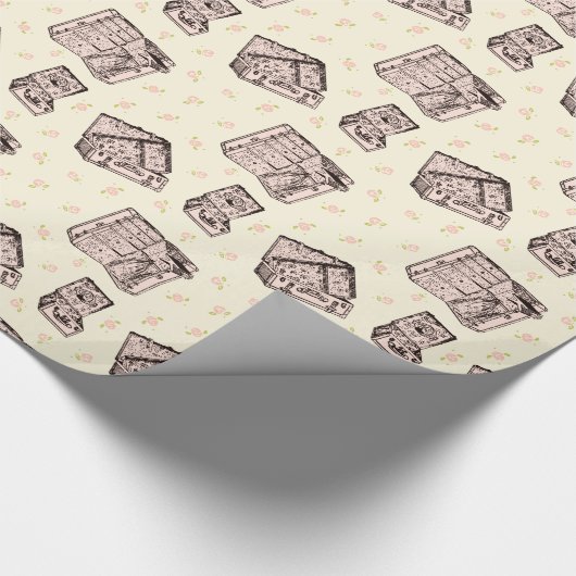 Roze  bagage en rozenknoppen cadeaupapier (Hoek)