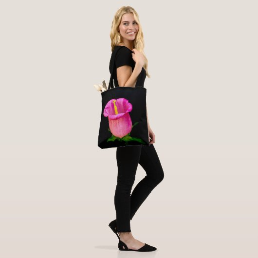 Roze balbloem zwarte achtergrond tote bag (Op model)