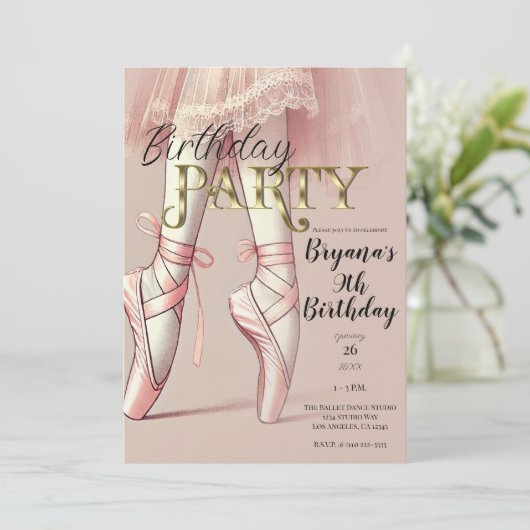 Roze Ballerina wijst op verjaardagsfeestje met ten Kaart (Staand voorkant)