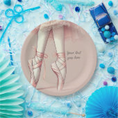 Roze Ballerina wijst op verjaardagsfeestje met ten Papieren Bordje (Feest)