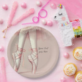 Roze Ballerina wijst op verjaardagsfeestje met ten Papieren Bordje (Feest)