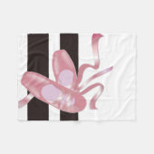 Roze balletpuntenschoenen, zwarte en witte strepen fleece deken (Voorkant (Horizontaal))