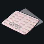 Roze balletschoen persoonlijke danseres laptop sleeve<br><div class="desc">Sleeve heeft een originele illustratie van een rij roze balletdansschoenen. Geweldig voor je favoriete danser of dansleraar! Zie je niet wat je zoekt? Hulp nodig bij het aanpassen van uw ontwerp? Klik de "vraag deze ontwerper"knoop om iets te hebben enkel voor u wordt ontworpen.</div>