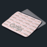 Roze balletschoen persoonlijke danseres laptop sleeve<br><div class="desc">Sleeve heeft een originele illustratie van een rij roze balletdansschoenen. Geweldig voor je favoriete danser of dansleraar! Zie je niet wat je zoekt? Hulp nodig bij het aanpassen van uw ontwerp? Klik de "vraag deze ontwerper"knoop om iets te hebben enkel voor u wordt ontworpen.</div>