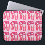 Roze balletschoenen Dance leraar ballerina Laptop Sleeve<br><div class="desc">Sleeve heeft een originele afbeelding van een rij roze balletpuntenschoenen. Geweldig voor je favoriete danser of dansleraar! Zie je niet wat je zoekt? Hulp nodig bij het aanpassen van uw ontwerp? Klik de "vraag deze ontwerper"knoop om iets te hebben enkel voor u wordt ontworpen.</div>