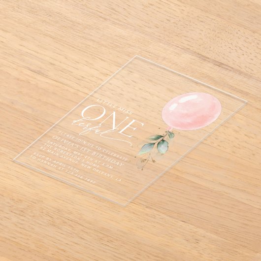 Roze ballon, eucalyptus, groen, eerste verjaardag acryl uitnodigingen (Laagn)