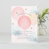 Roze ballonnen en wolken uitnodiging van de Birthd (Staand voorkant)