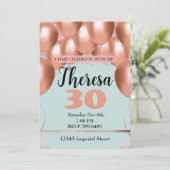 Roze ballonnen op het lichtblauwe verjaardagsfeest kaart (Staand voorkant)