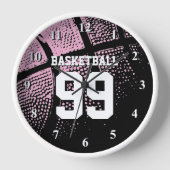 Roze basketbal jersey nummer aangepaste wandklok (Voorkant)