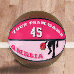 Roze Basketball met teamnaam Basketbal<br><div class="desc">Moderne en aangepaste roze Basketball met teamnaam voor een meisjesbasketbalspeler. Het ontwerp heeft een zwart silhouet van een basketbalspeler met een basketbal. De tekst is in moderne lettertypen - personaliseer de tekst met uw teamnaam, nummer en jouw naam. Perfect cadeau voor een meisje basketbalspeler, teamgenoten, coach of een keepasje om...</div>