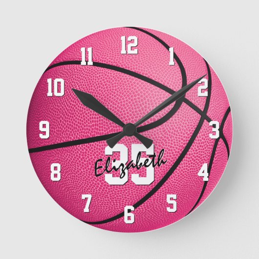 Roze basketbalmeisjes kamerdecor gepersonaliseerd ronde klok (Voorkant)