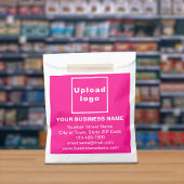 Roze bedrijfsmerk op papiertas bedankzakje