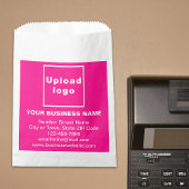 Roze bedrijfsmerk op papiertas bedankzakje