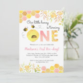 Roze Bee Eerste 1e verjaardag Uitnodiging Meisje (Staand voorkant)