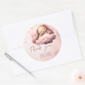 Roze beer op clouds baby shower uitnodiging ronde sticker (Envelop)