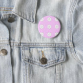 roze behang ronde button 5,7 cm (In situ)