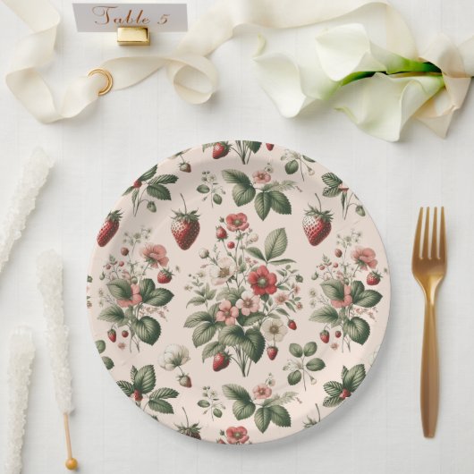 Roze bessen zoet over aardbeienpatroon papieren bordje (Huwelijk)